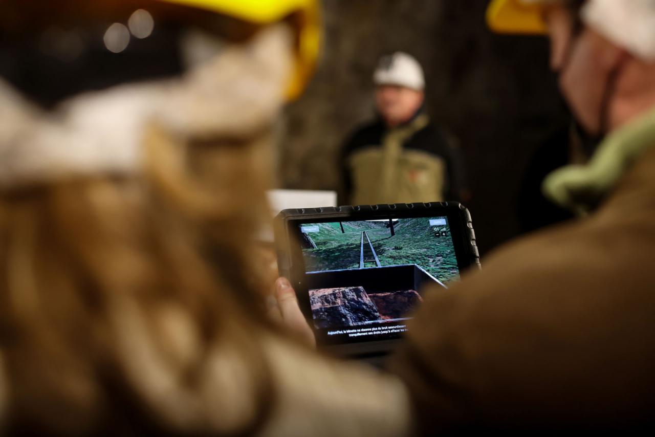 Vue sur un écran montrant un film explicatif sur l'extraction de minerai de fer
