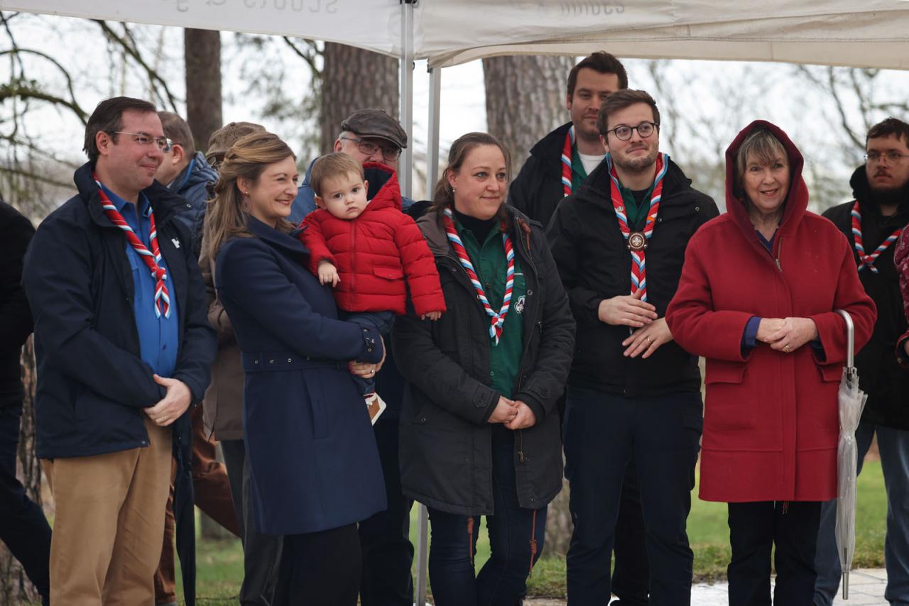 Leurs Altesses Royales assistent à la cérémonie organisée par les scouts