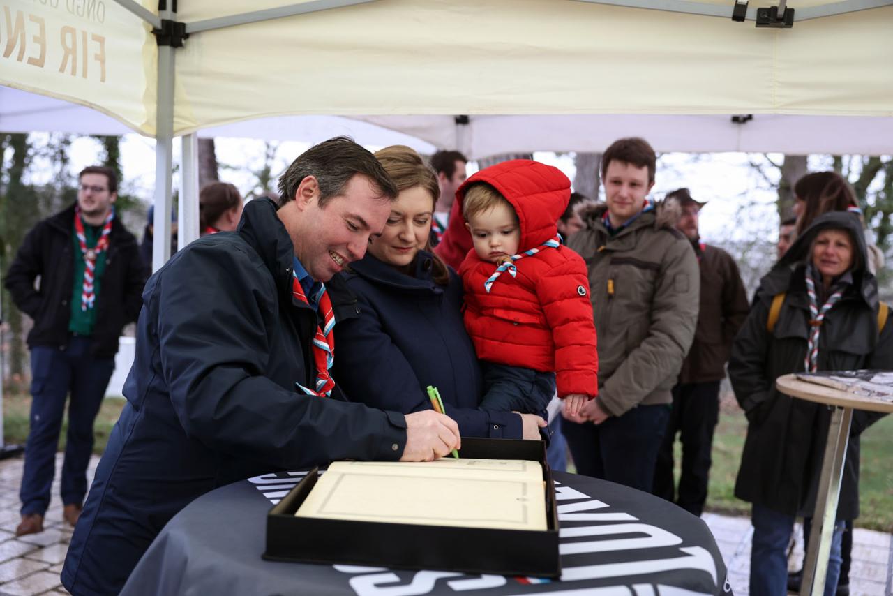 Le Prince Guillaume signe un livre d'or lors de la cérémonie