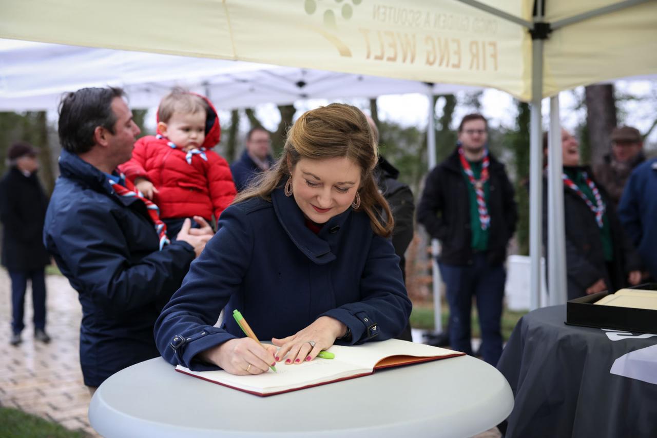 La Princesse Stéphanie signe un livre d'or