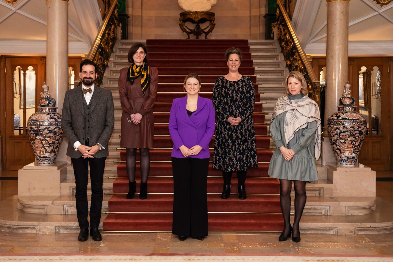 Photo souvenir de la délégation avec S.A.R. dans l'escalier d'honneur