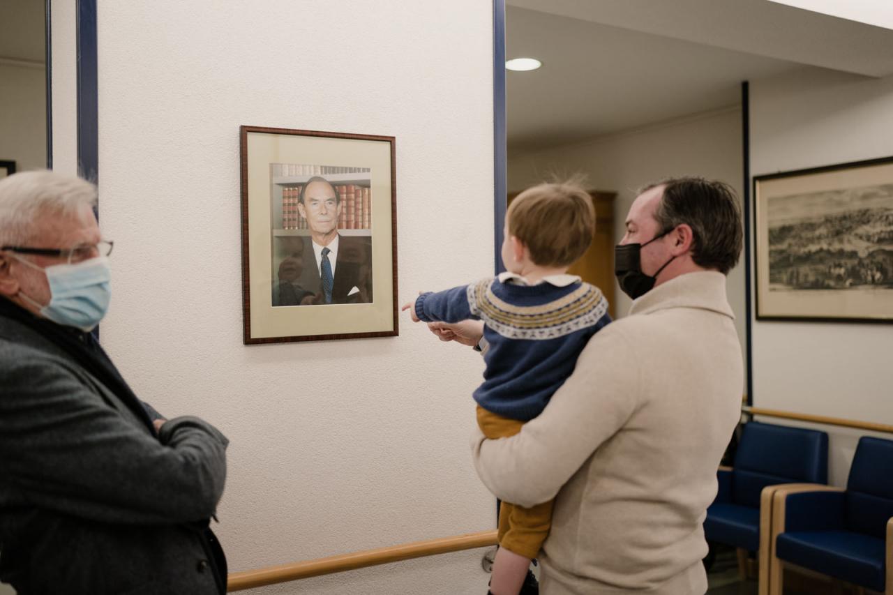 Le Prince Charles avec son père observe un portrait du Grand-Duc Jean