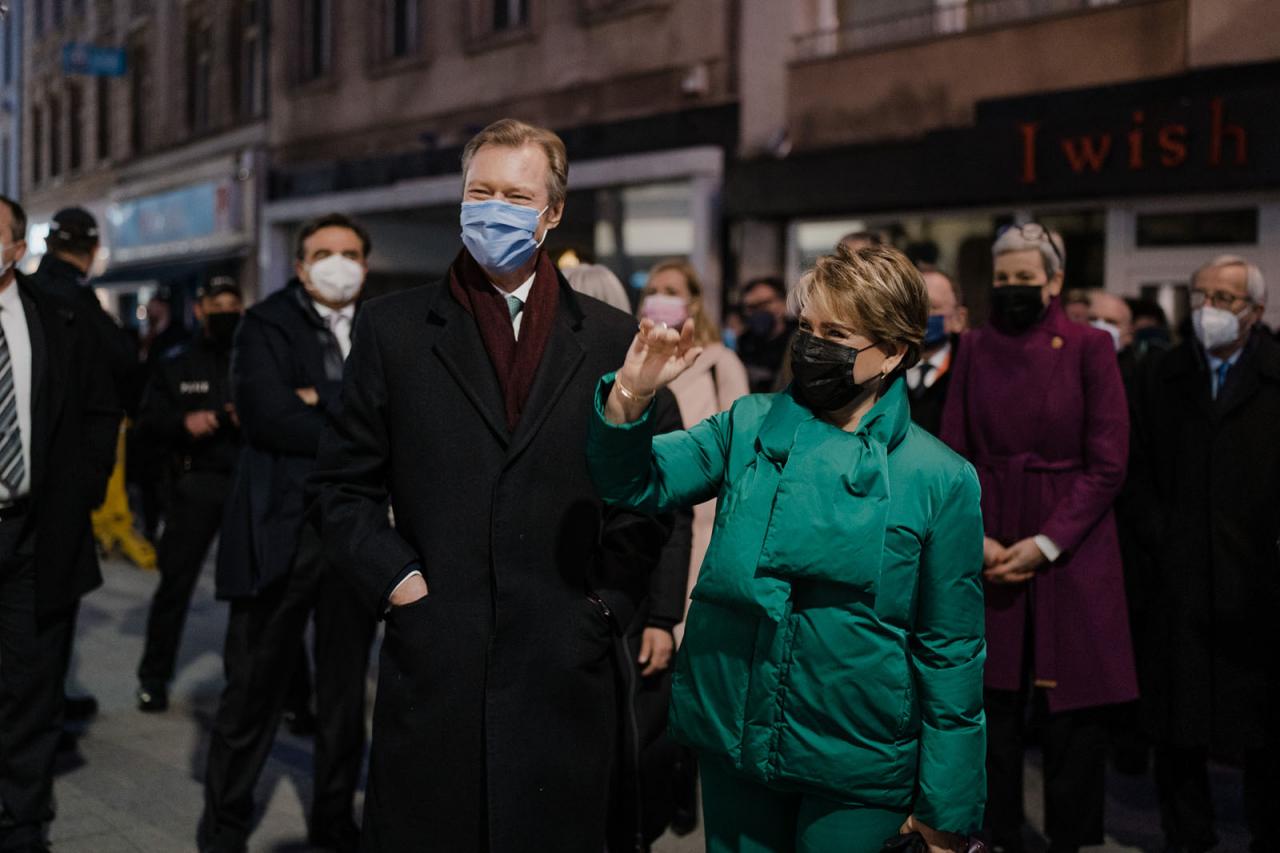 Le Couple grand-ducal salue la foule dans les rues d'Esch-sur-Alzette