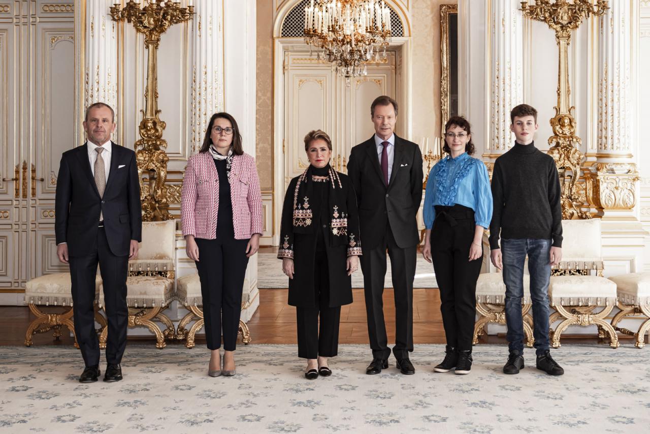 Photo souvenir avec les réfugiés dans la salle des fêtes