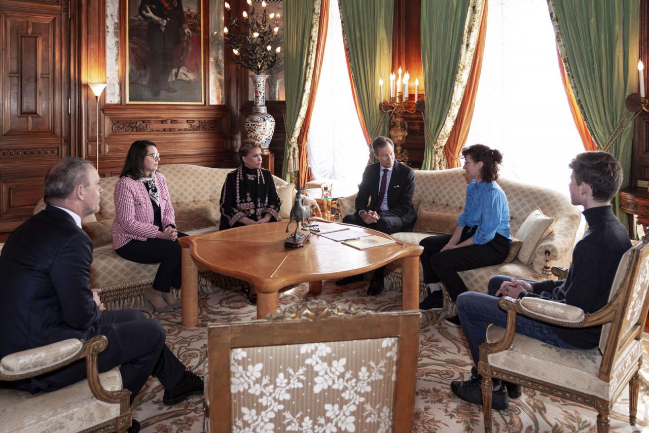 Le Couple grand-ducal écoute le récit des réfugiés