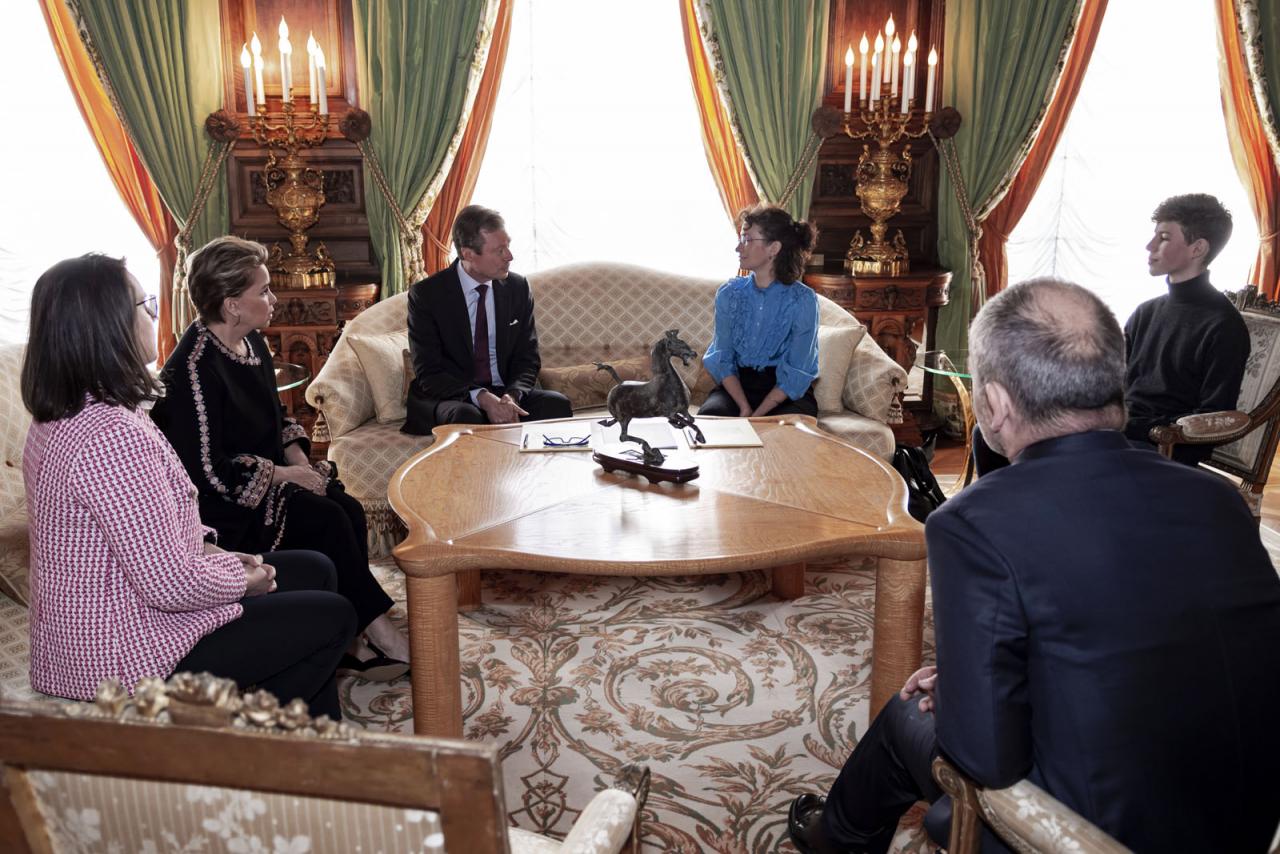 Le Couple grand-ducal écoute le récit des réfugiés