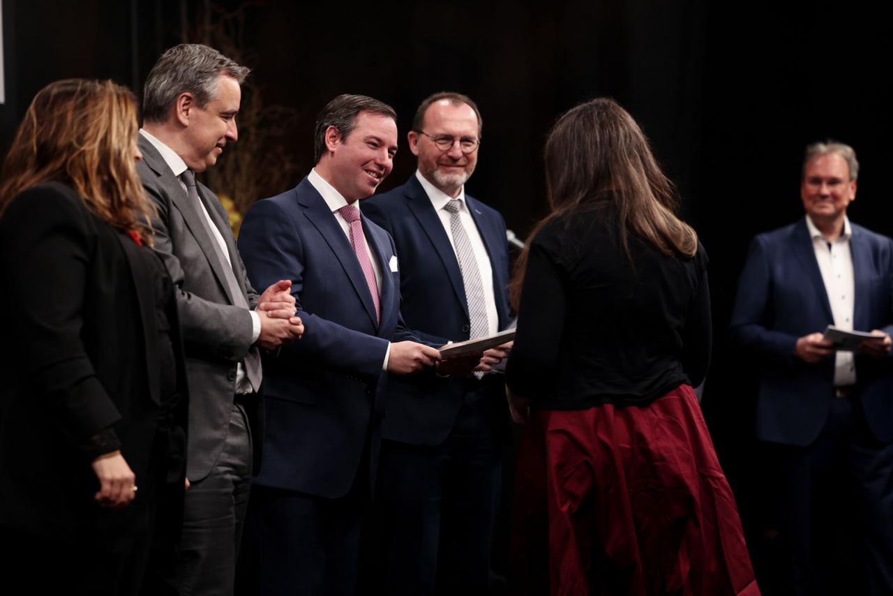 Le Prince Guillaume remet un diplôme