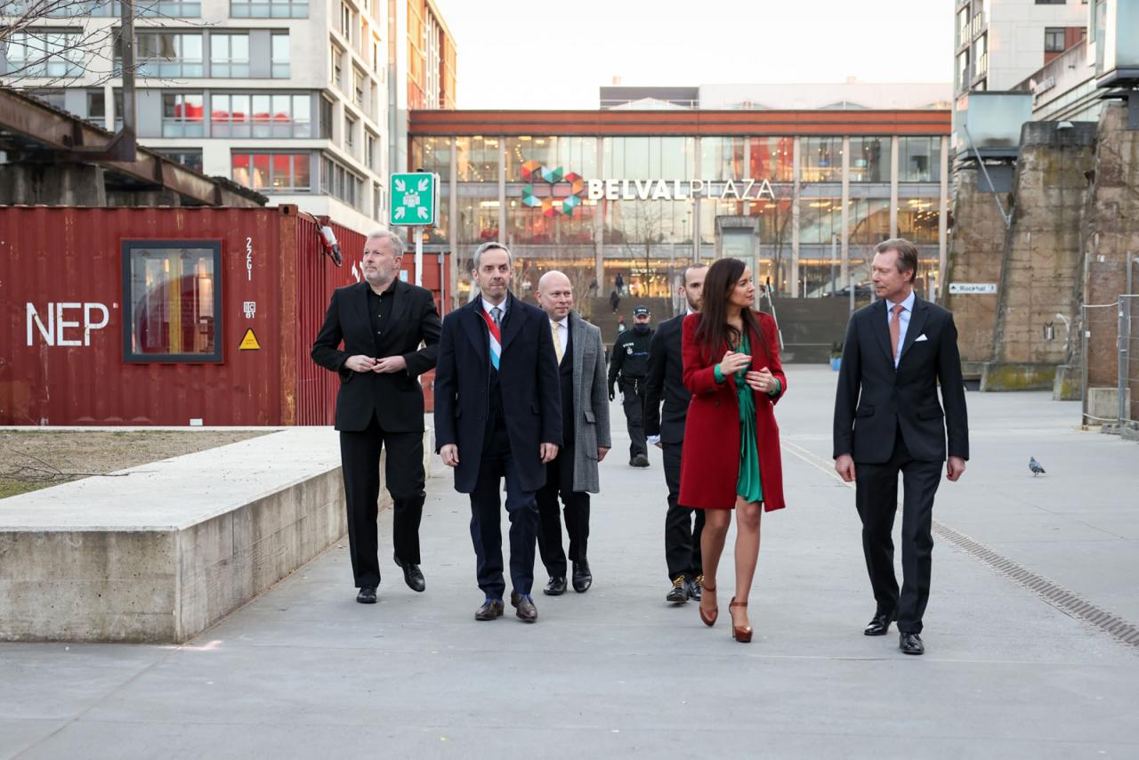 Le Grand-Duc, Mme Santana et des invités se rendent à la conférence