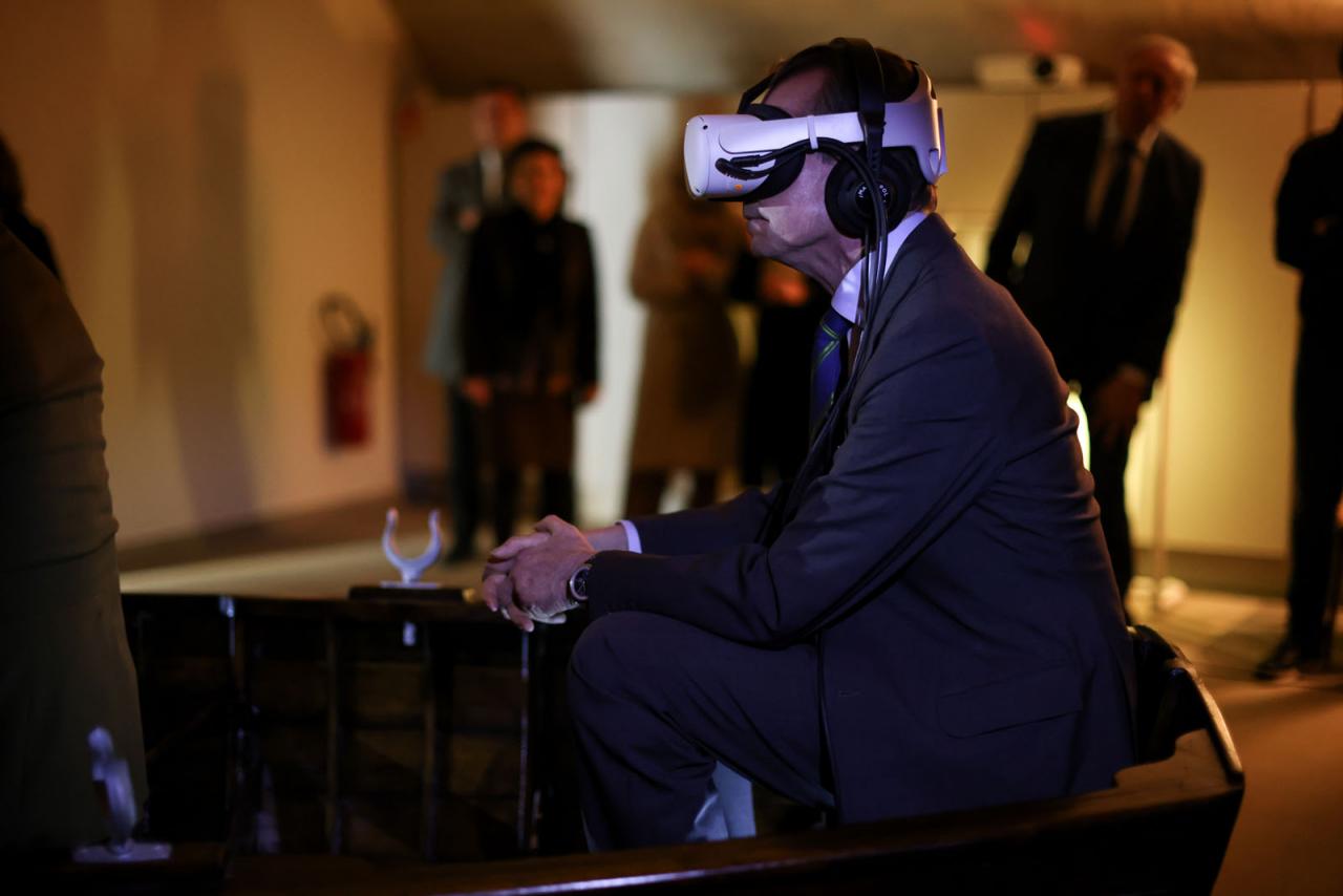 Le Grand-Duc regarde une œuvre en réalité virtuelle