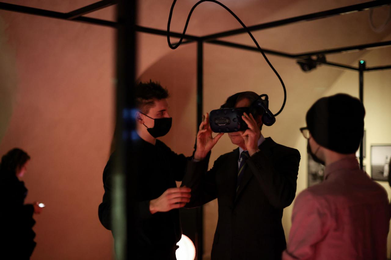 Le Grand-Duc enfile un casque de réalité virtuelle
