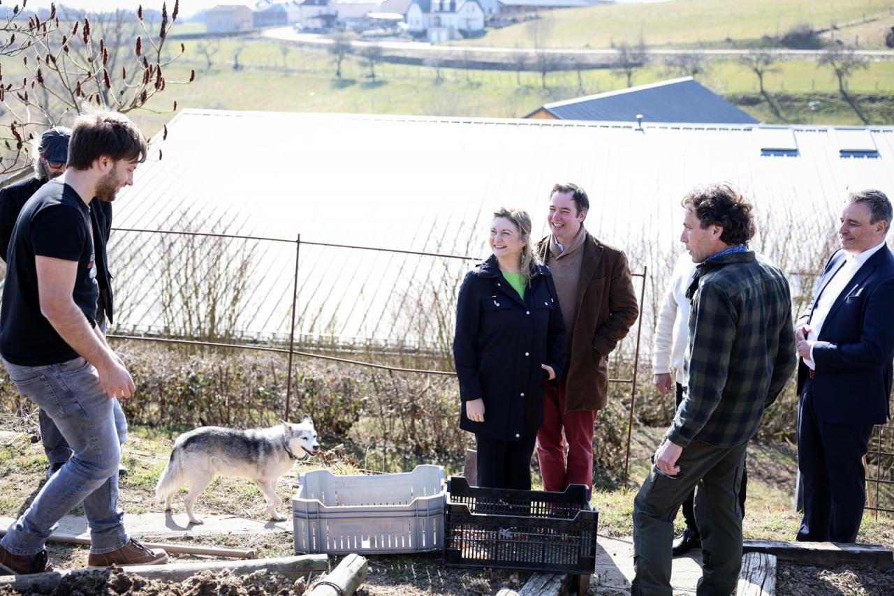 Le Couple héritier échange un jeune en charge du jardin du centre