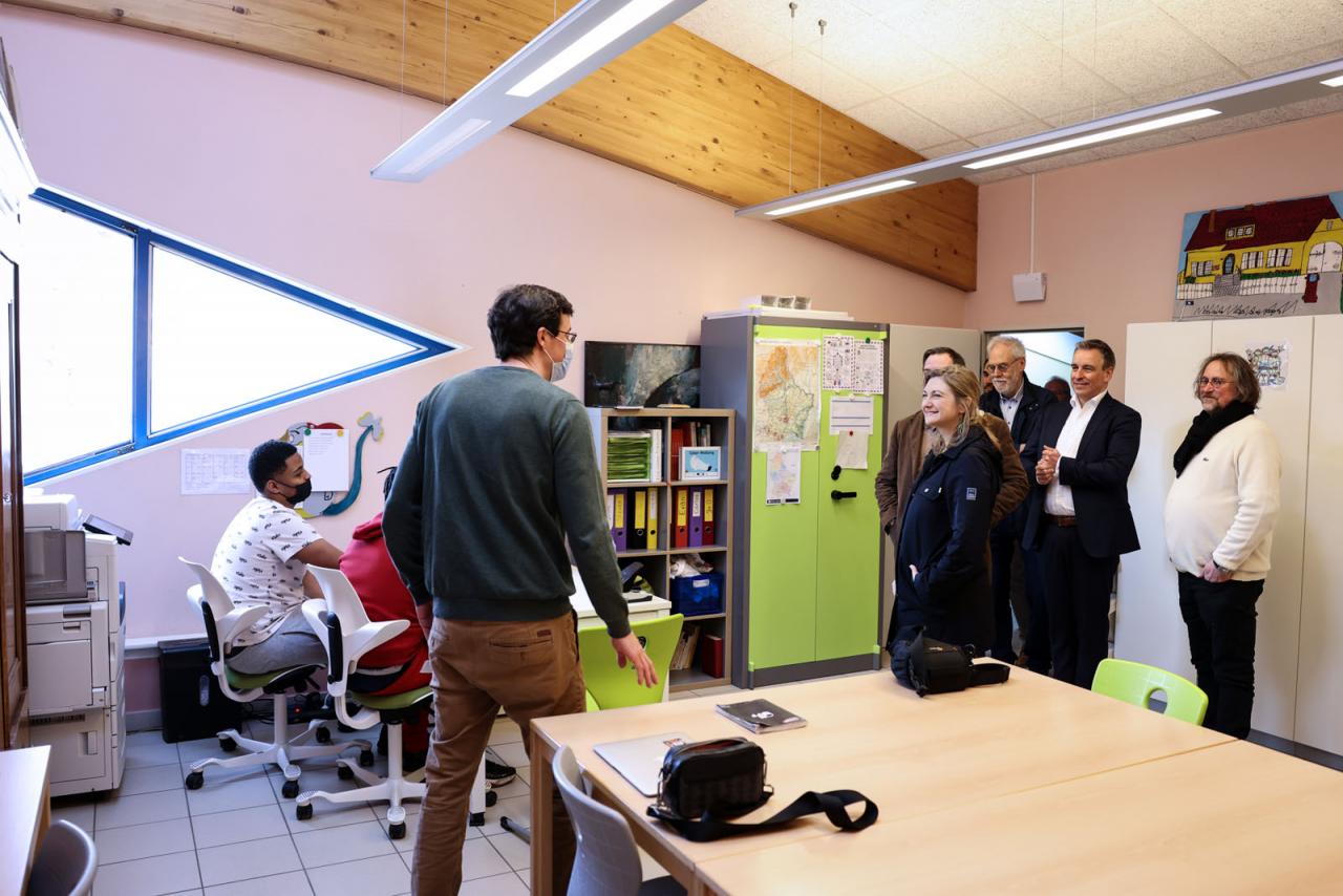 Le Couple héritier arrive dans une salle de cour