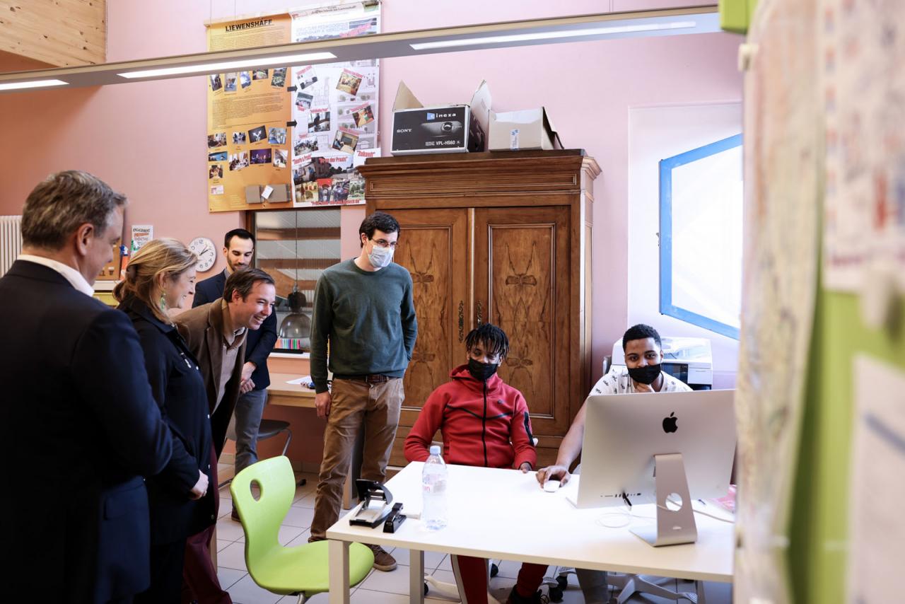 Le Couple héritier échange avec deux jeunes sur leur travail