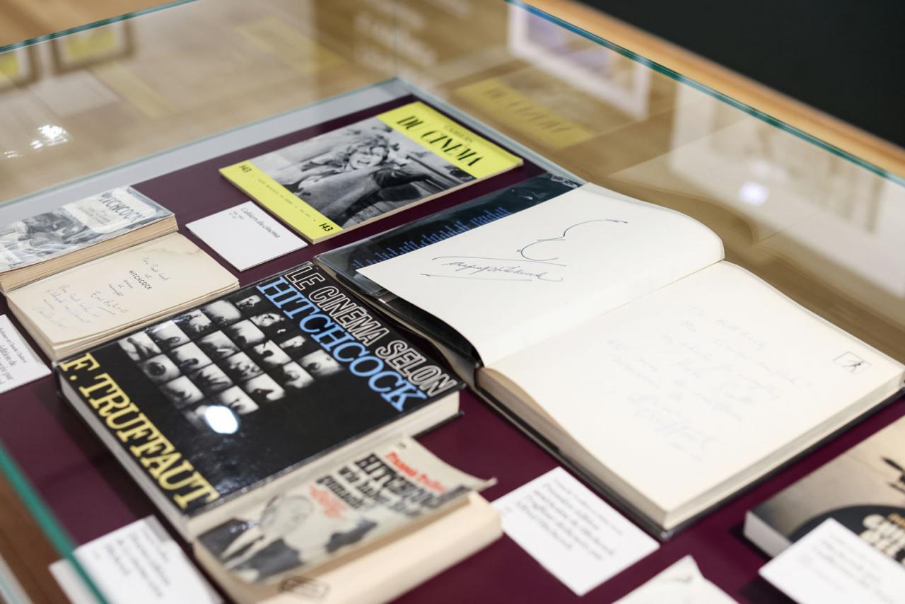 Vue sur un livre ouvert avec l'autographe du cinéaste