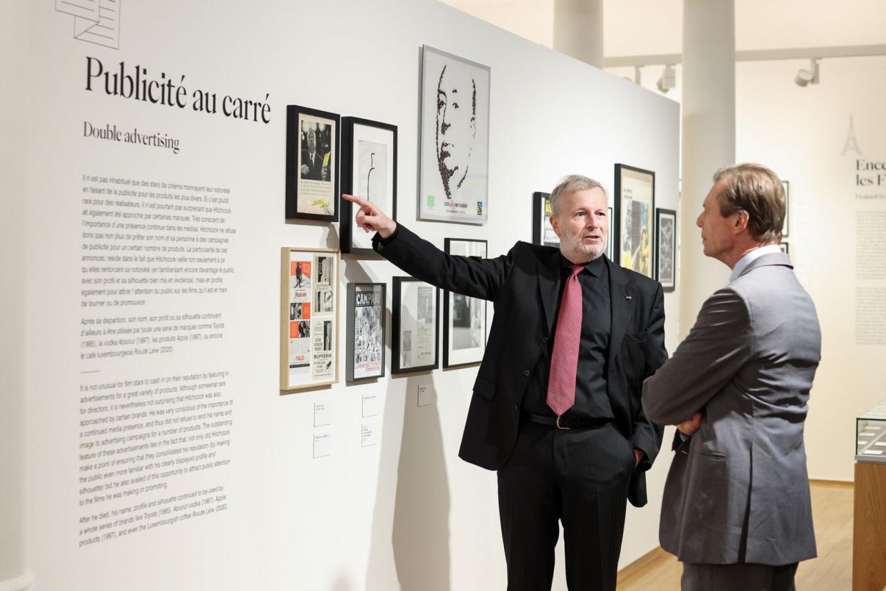 Paul Lesch explique une des photos affichées au mur