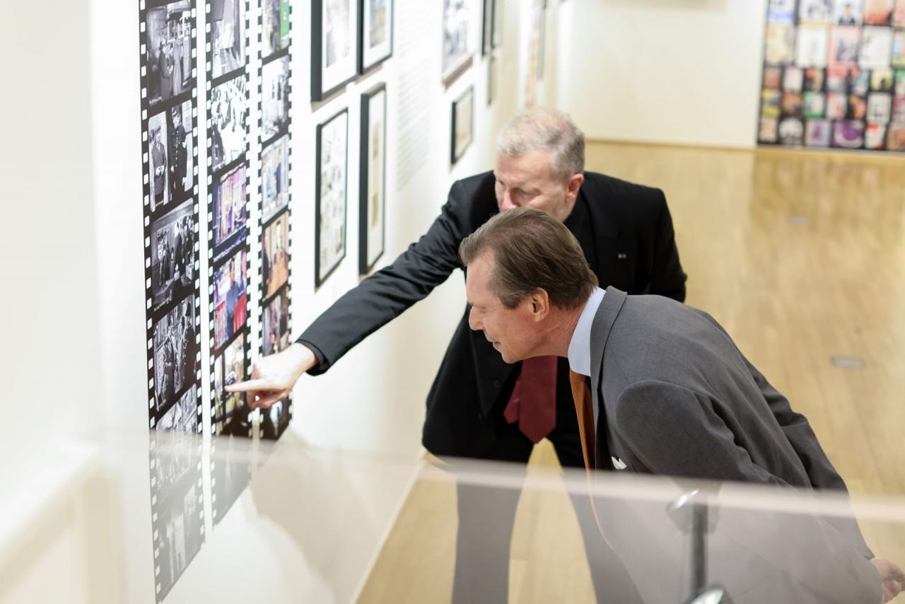 Le Grand-Duc observe une photo montrée par Paul Lesch
