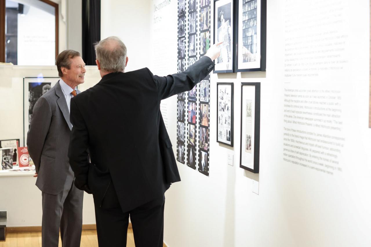 Le Grand-Duc observe une des photos présentées par Paul Lesch