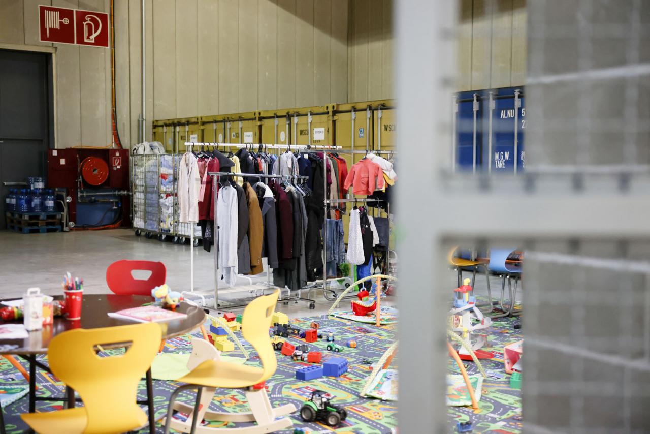 Vue sur les vêtements et jouets destinés aux réfugiés