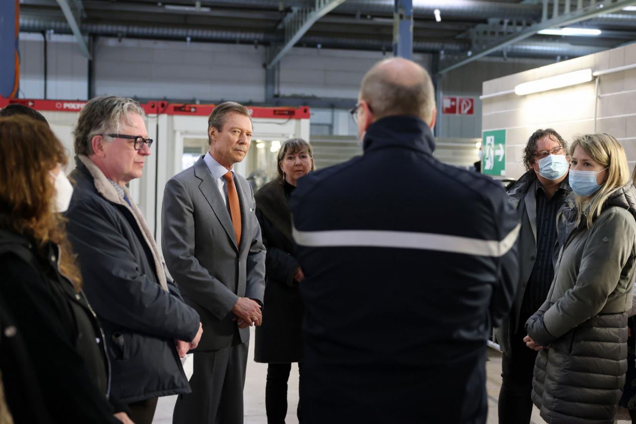Le Grand-Duc écoute les explications d'un responsable du CGDIS