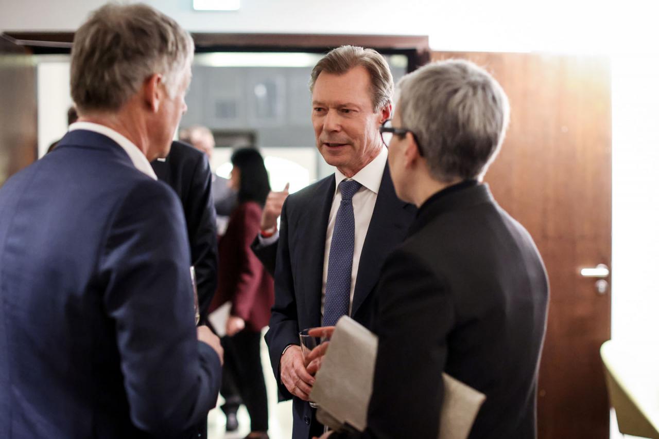 Le Grand-Duc en pleine discussion avec les ministres Kox et Tanson