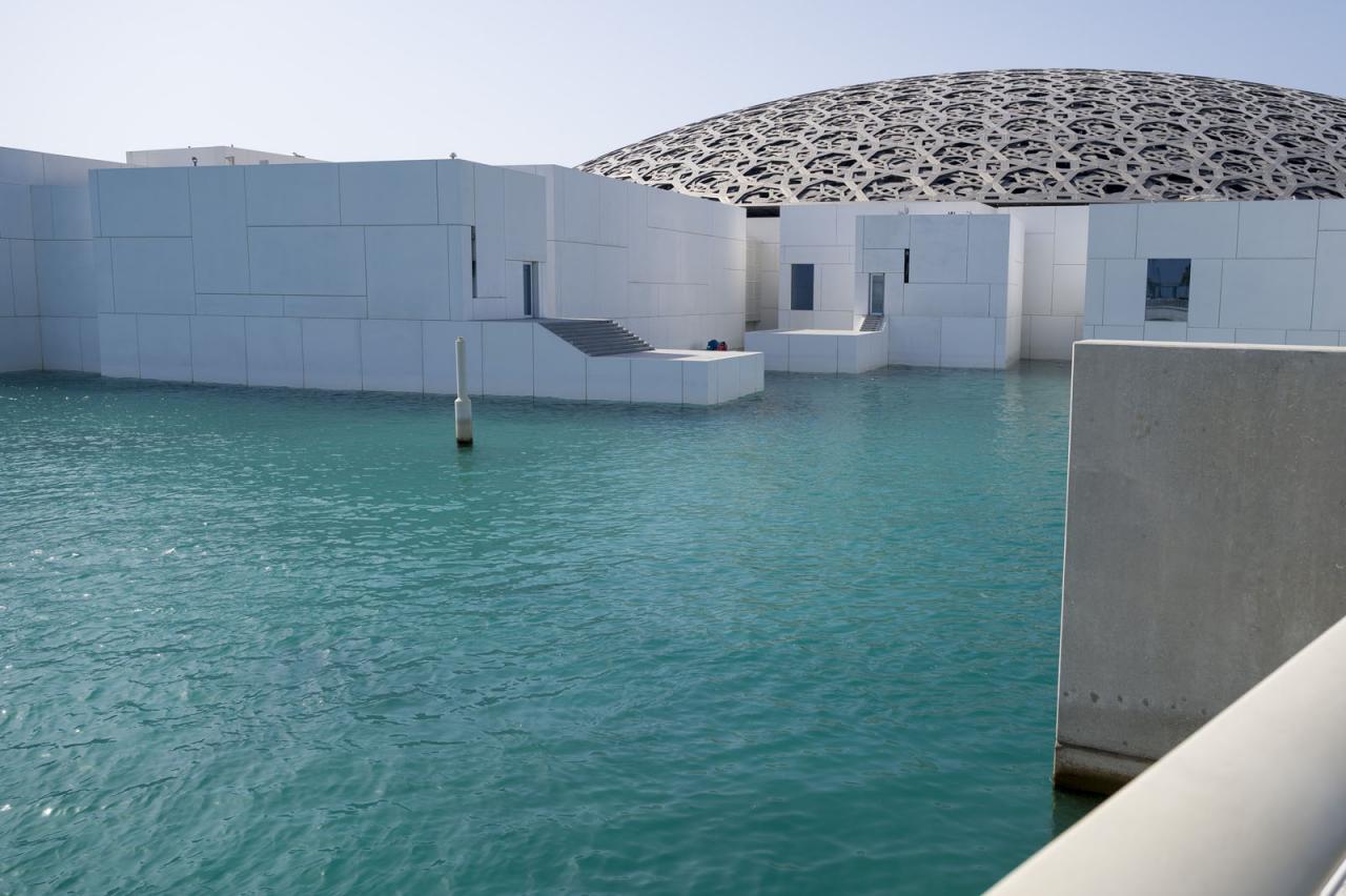 Vue extérieure sur le musée "Louvre Abou Dhabi"
