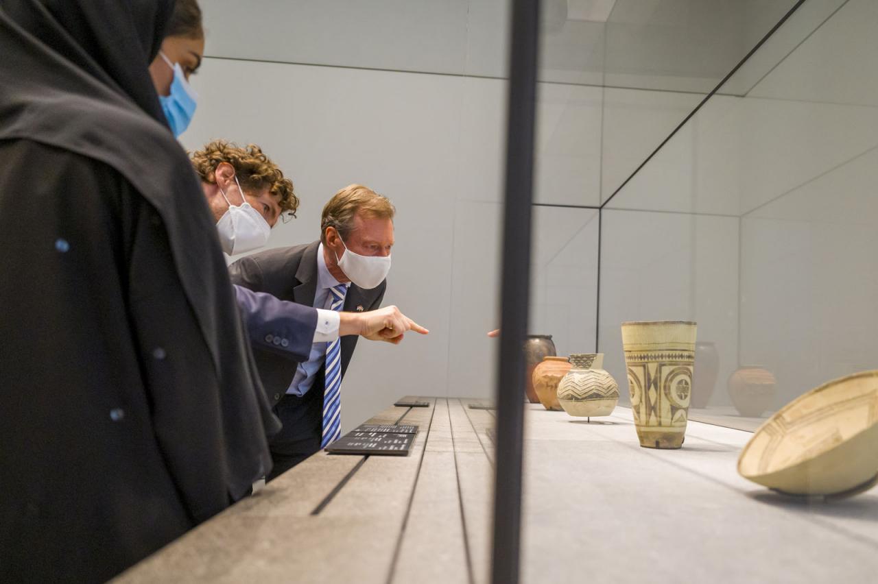 Le Grand-Duc reçoit des explications sur un vase exposé au "Louvre Abou Dhabi"