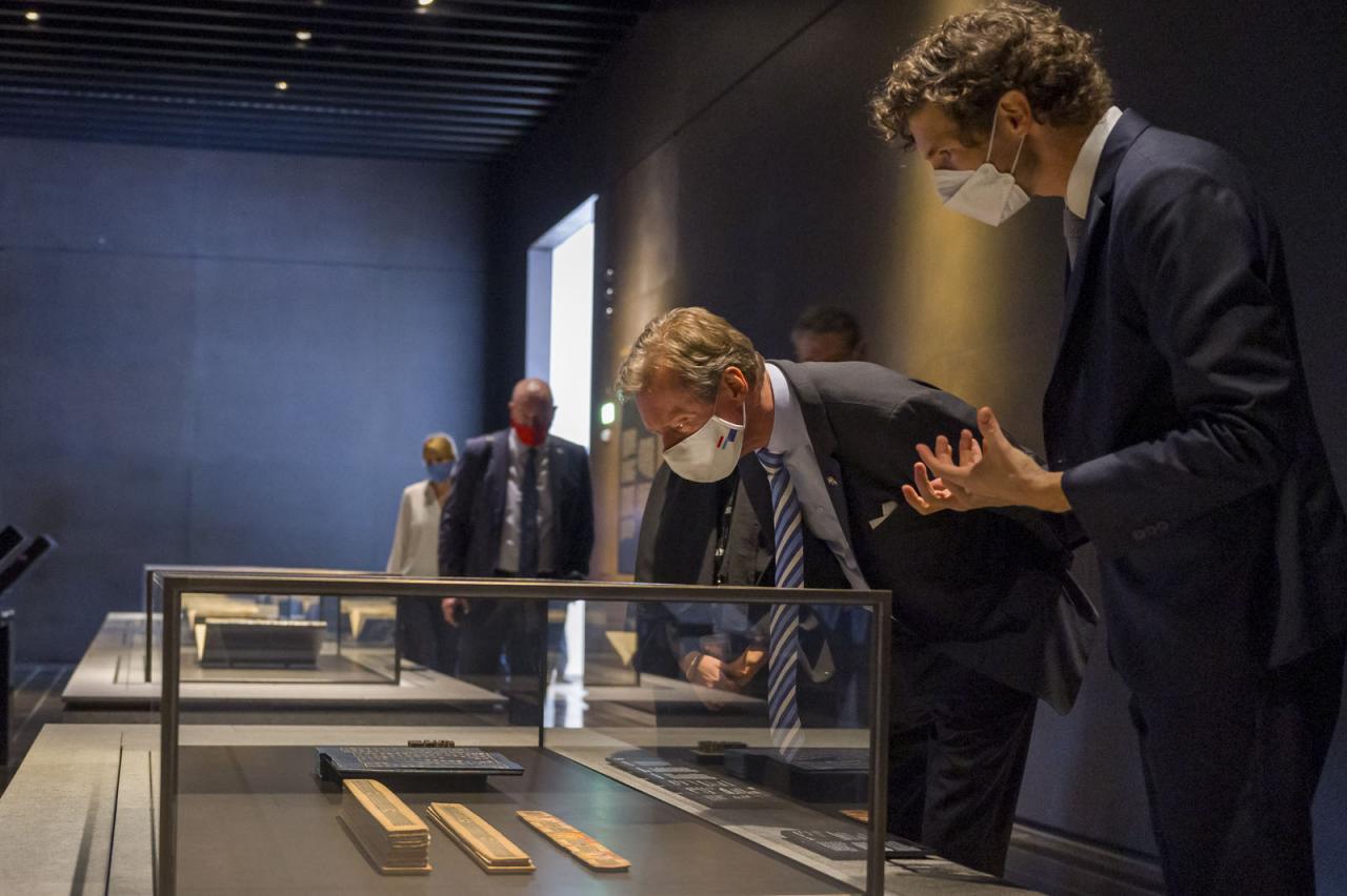 Le Grand-Duc observe de près une oeuvre du "Louvre Abou Dhabi"