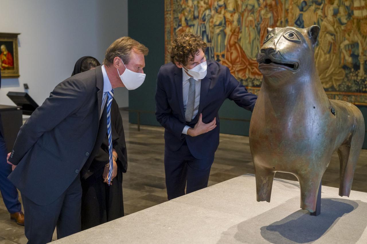 Le Grand-Duc observe une des oeuvres du "Louvre Abou Dhabi"