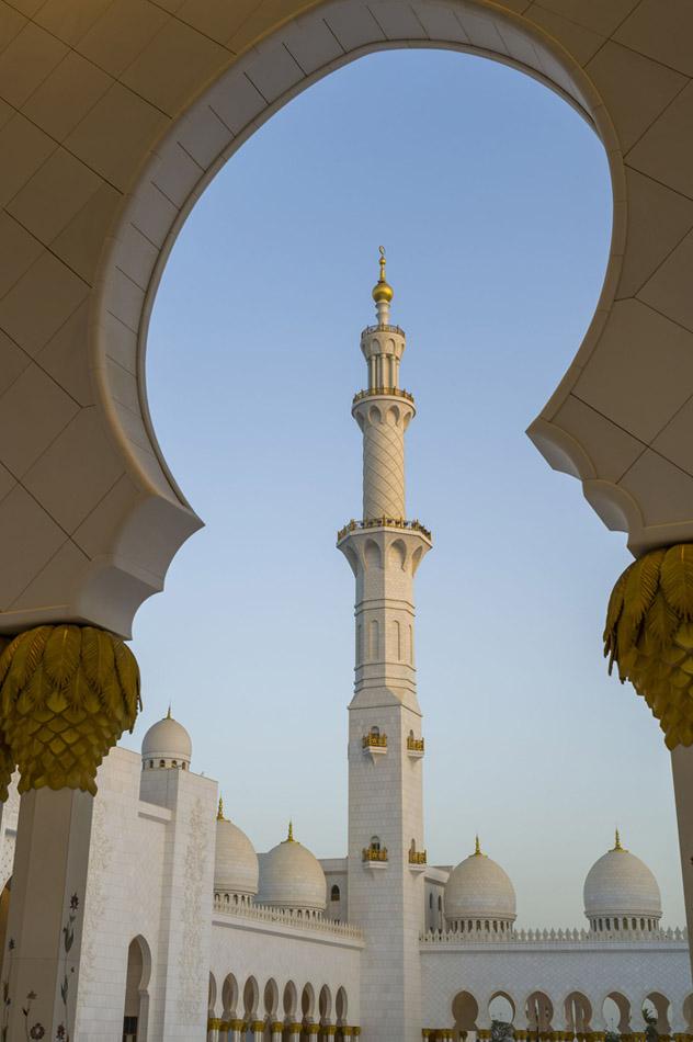 Vue sur une tour de la mosquée "Sheikh Zayed"