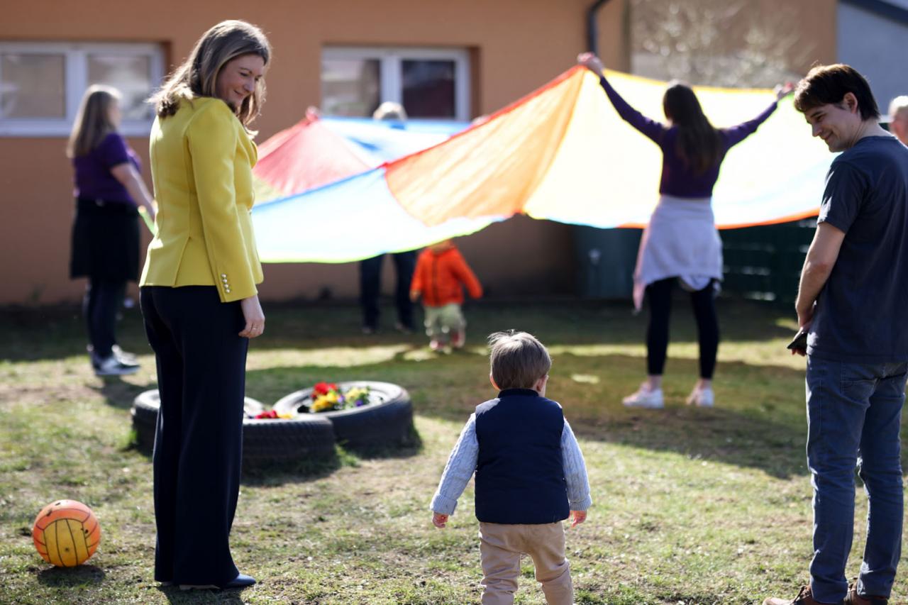 La Princesse et le Prince dans le jardin de la crèche