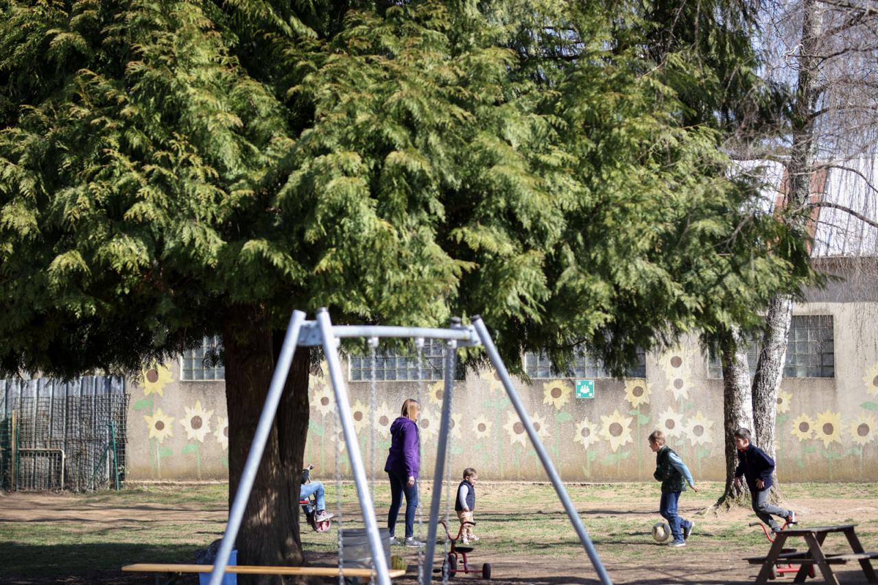 Vue sur le jardin dans lequel le Prince Charles joue au foot