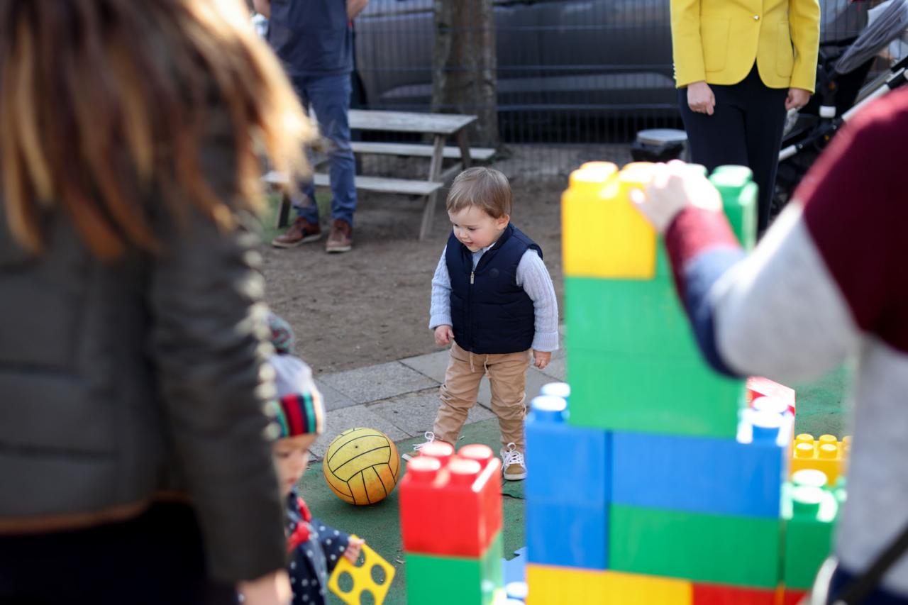 Le Prince Charles joue avec des enfants
