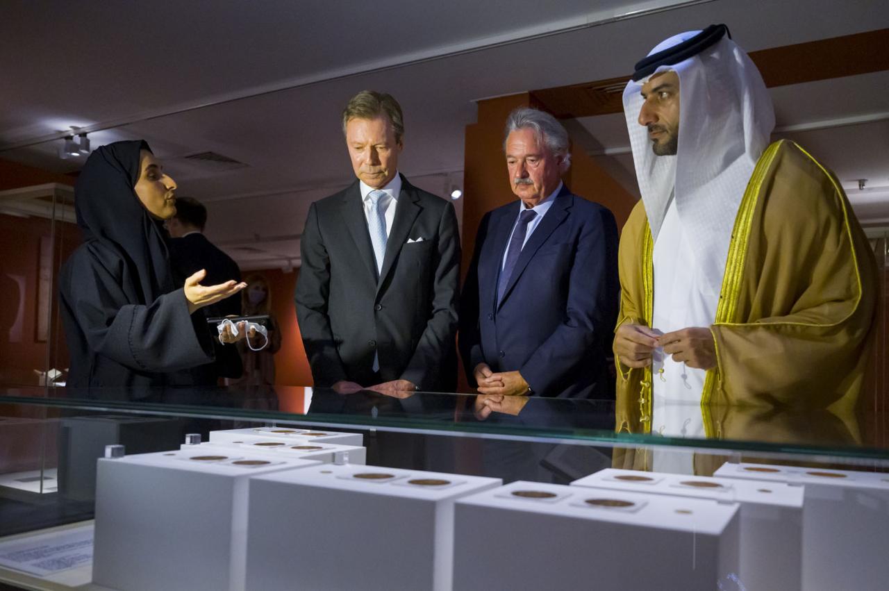 Le Grand-Duc et le ministre écoutent des explications sur le musée