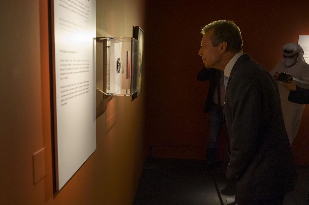 Le Grand-Duc observe de près un objet du musée dédié à l'histoire de l'Islam