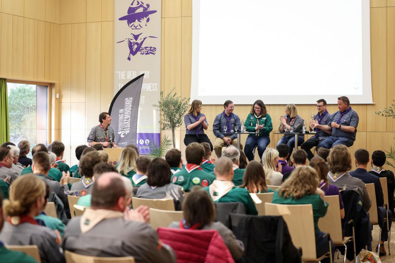 Vue sur le panel de discussion au camp Scout