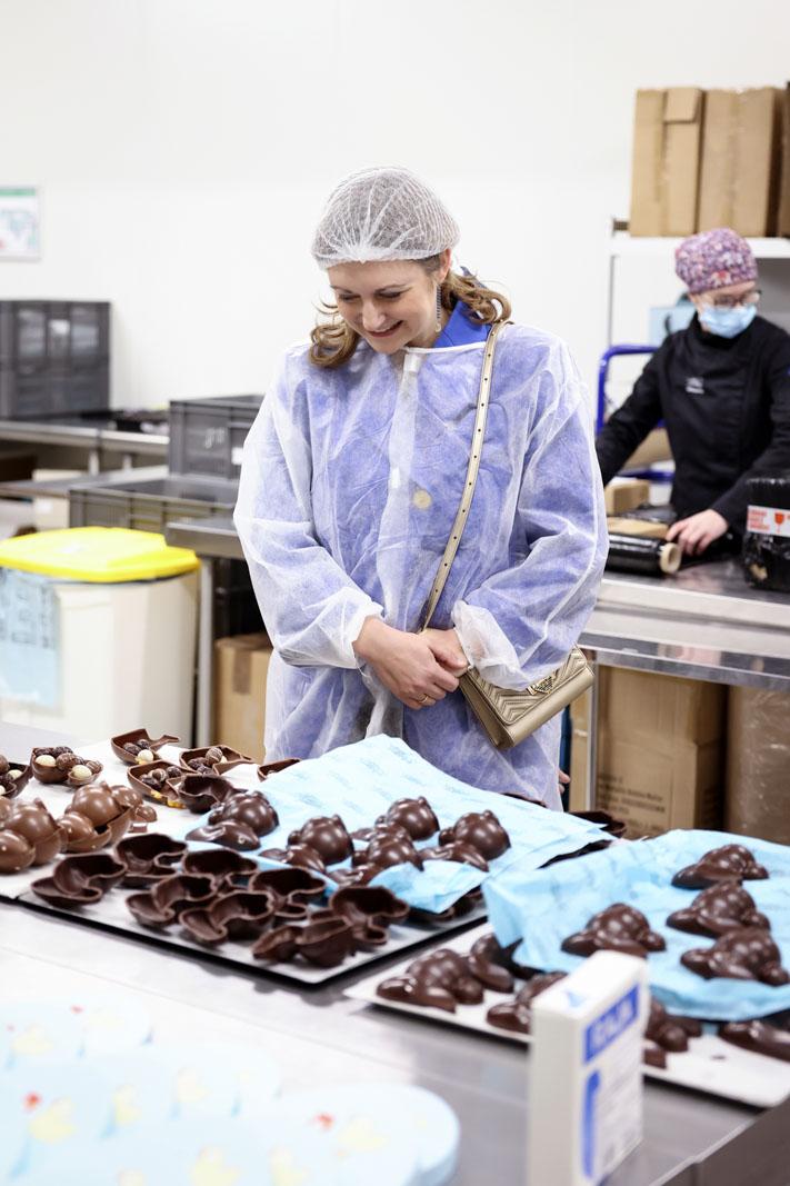 La Princesse observe la production de chocolat pour Pâques