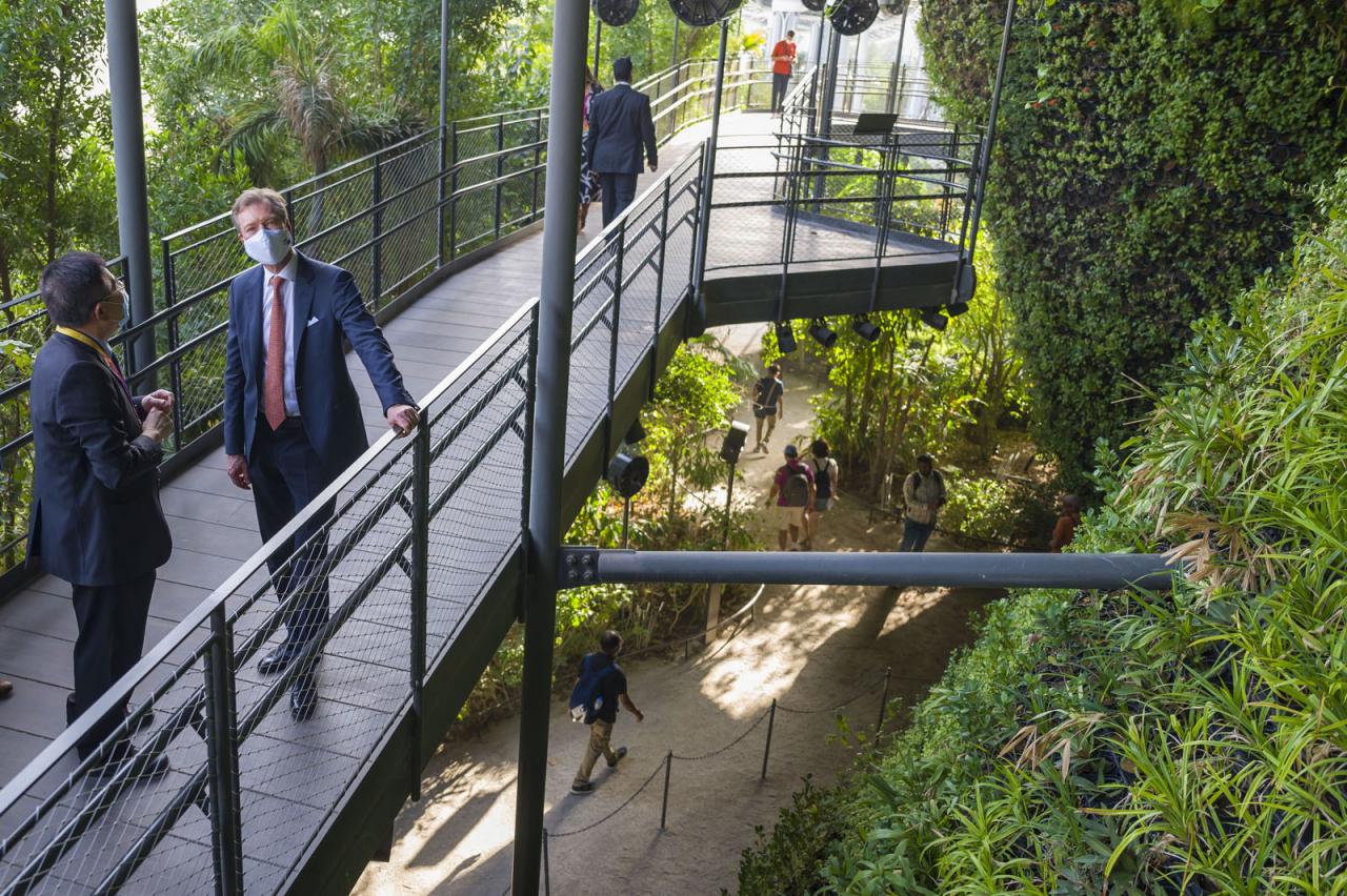 Le Grand-Duc visite le pavillon de Singapour