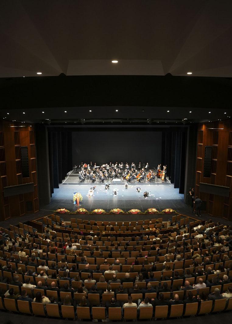 Vue sur la scène où des étudiants dansent