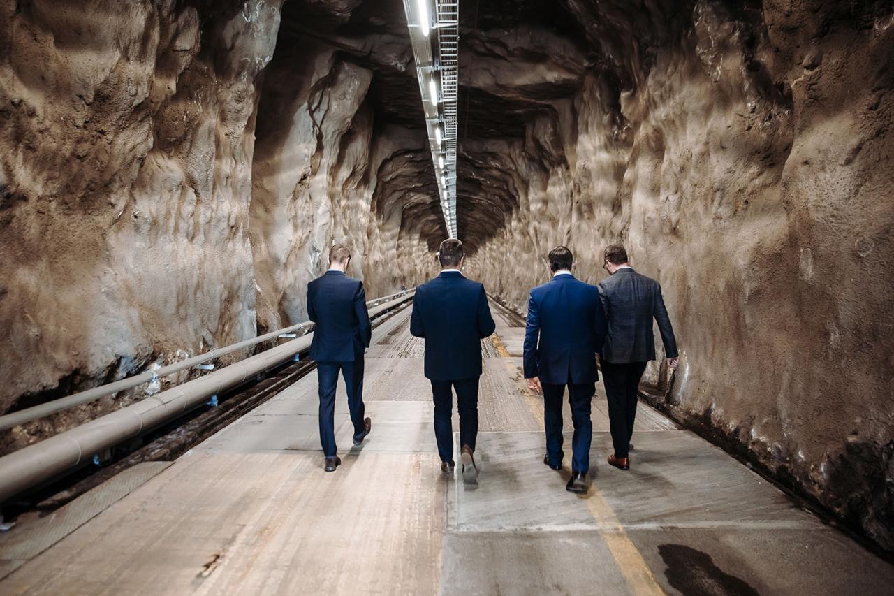 Le Prince dans un souterrain menant au barrage