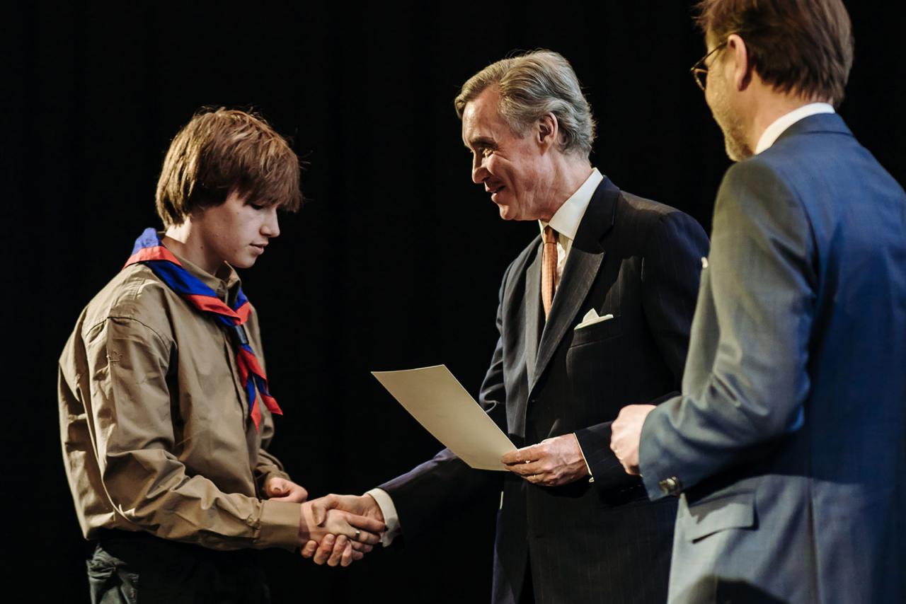 Le Prince Guillaume de Luxembourg remet un diplôme