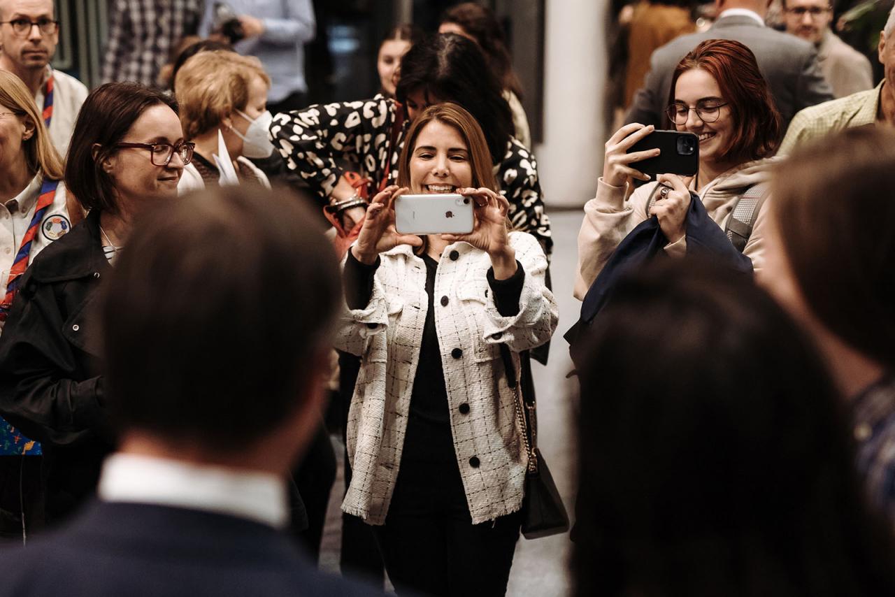 Une jeune femme prend le Grand-Duc Héritier en photo