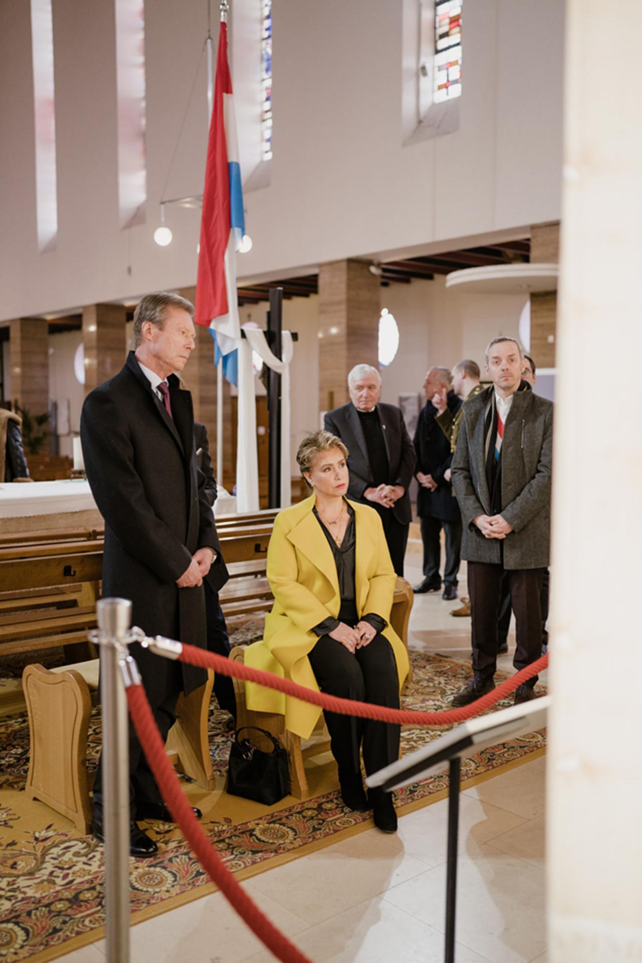 Le Couple grand-ducal observe une réplique du linceul de Turin