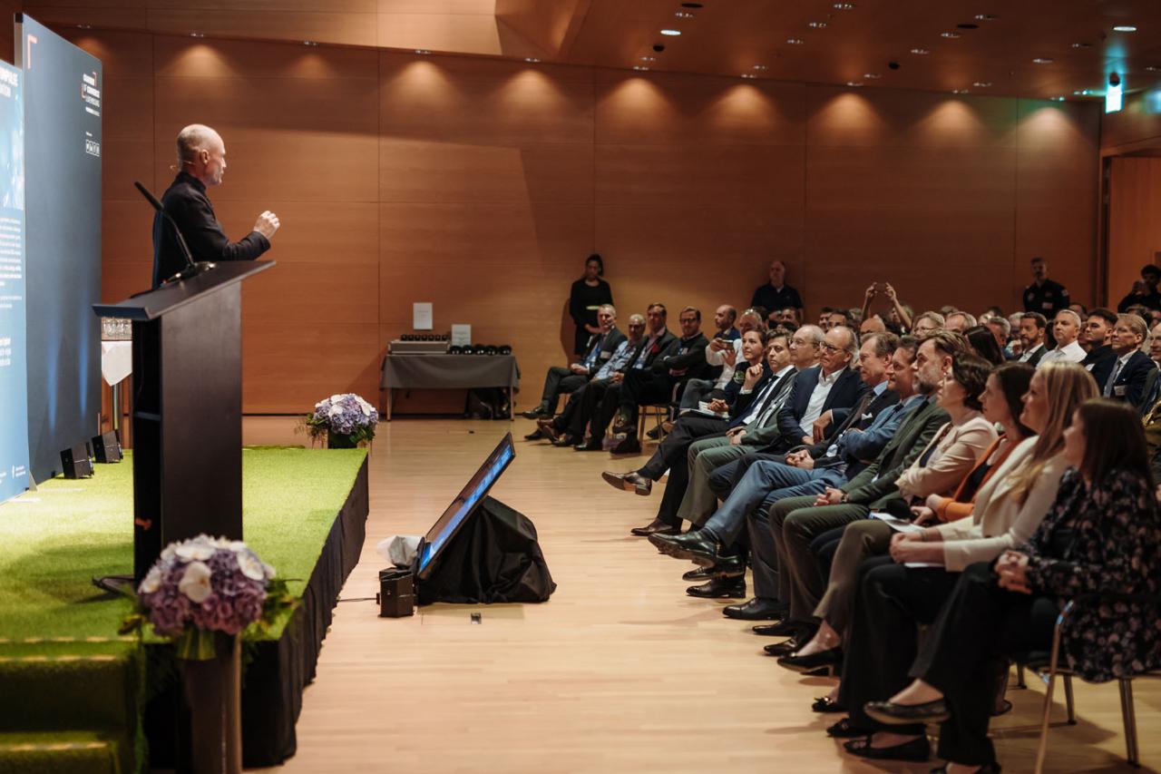 Bertrand Piccard s'exprime lors de la conférence