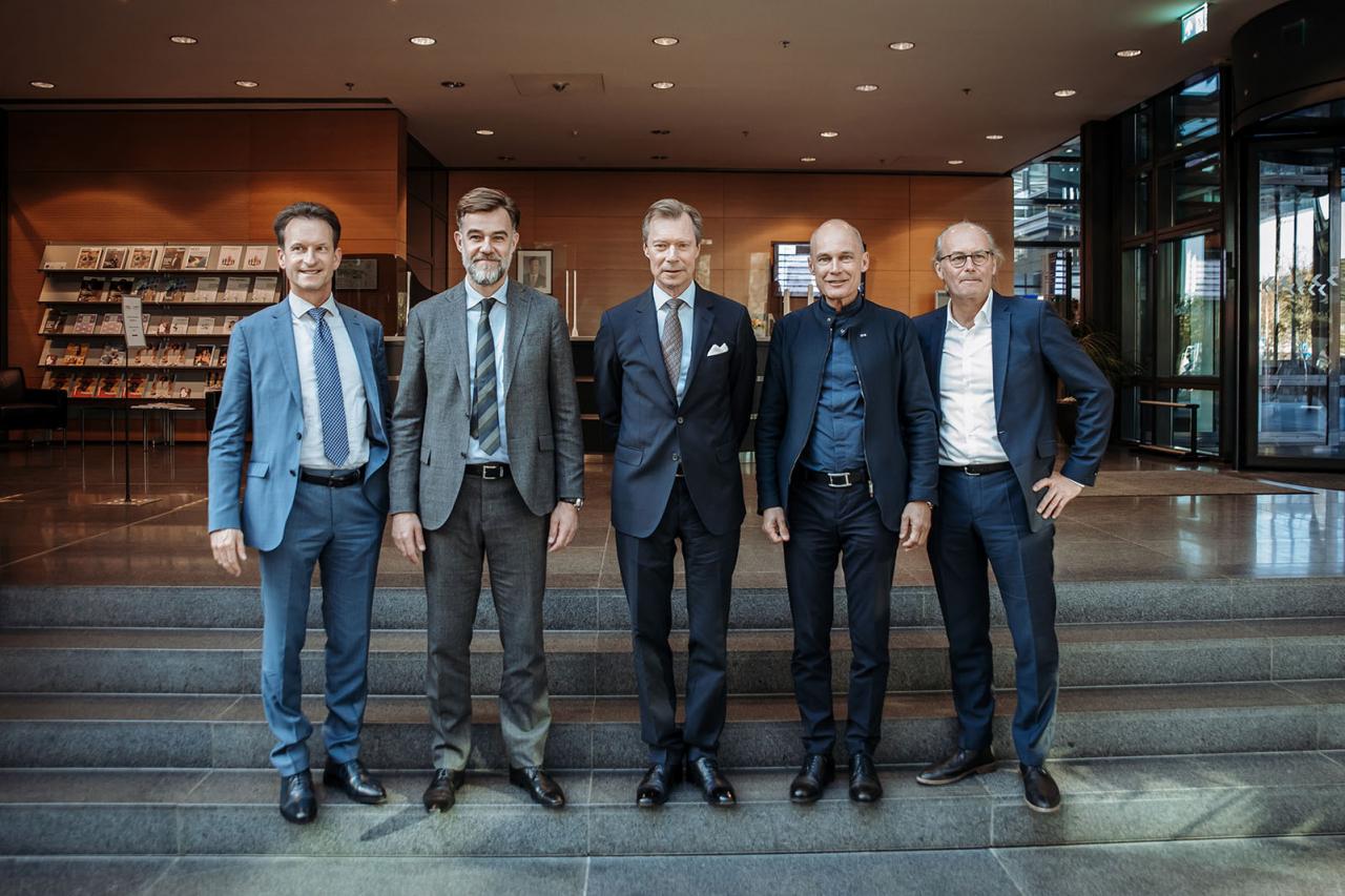 Photo de groupe avec le Grand-Duc, les ministres et des intervenants