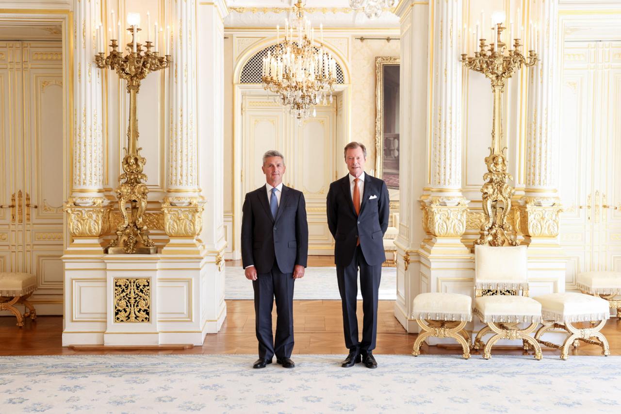 Photo souvenir du Grand-Duc avec M. Paul Dühr