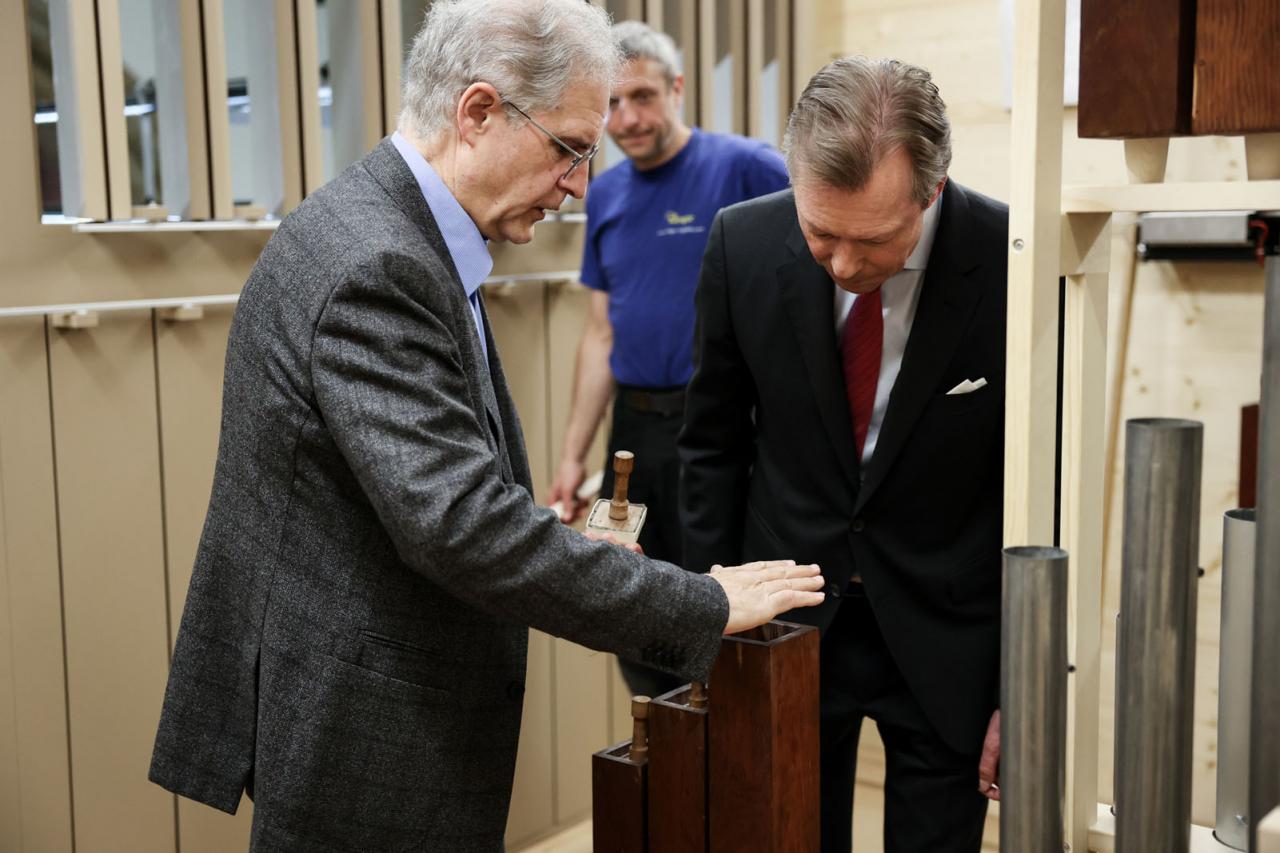 Le Grand-Duc reçoit des explications sur une pièce de l'orgue