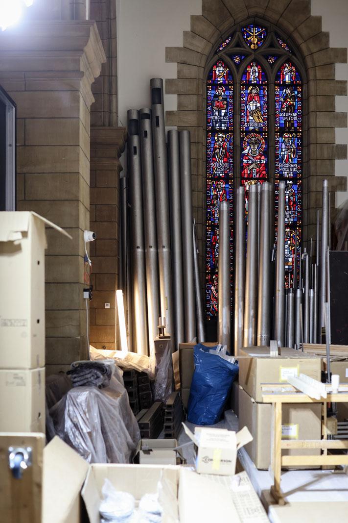 Vue sur les tuyaux entreposés dans la Cathédrale