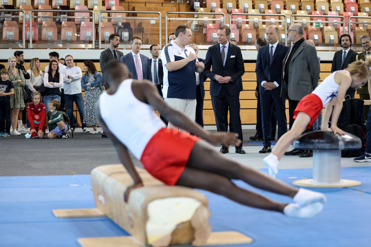 L'entraineur explique au Grand-Duc la gymnastique 