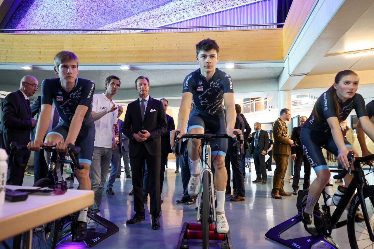 Andy Schleck explique au Grand-Duc le cyclisme indoor