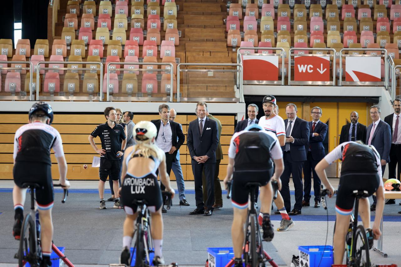 Le Grand-Duc et les ministres regardent les 4 cyclistes indoor